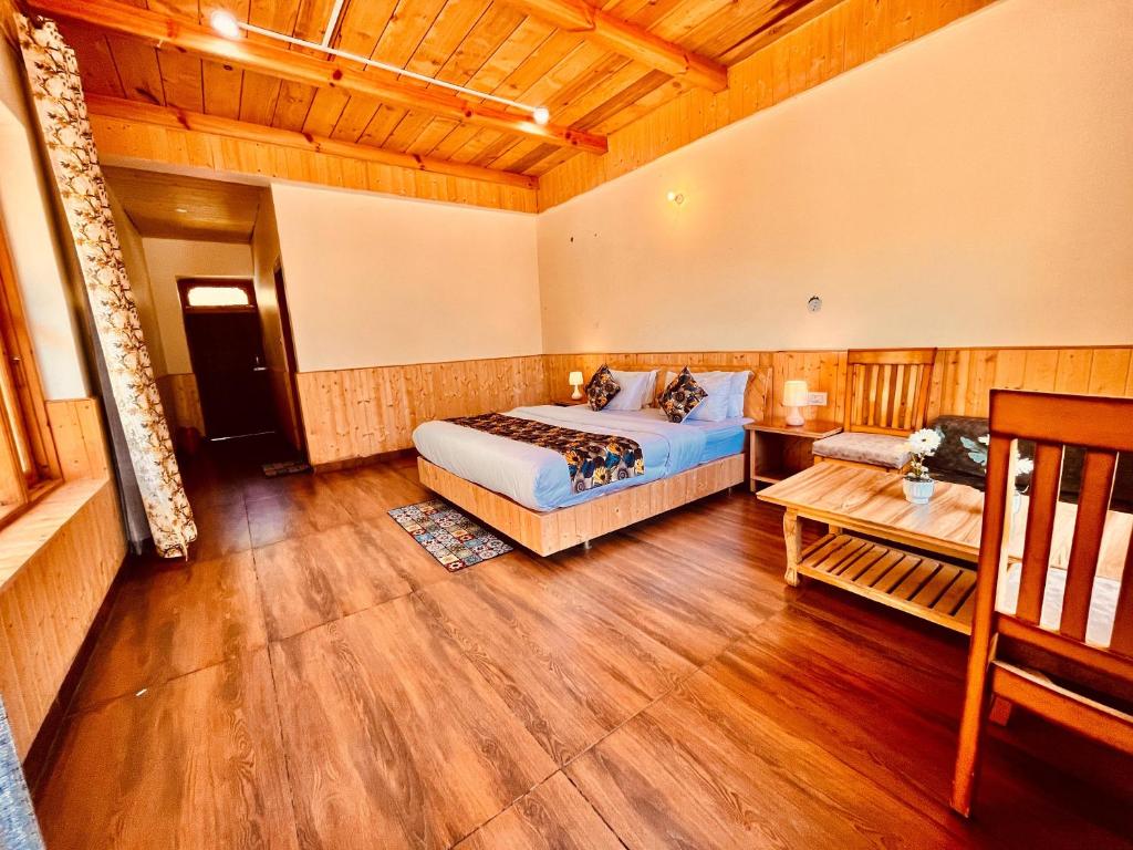 Postel nebo postele na pokoji v ubytování Himalayan River Resort, Manali - #riverside # private parking # scenic River & mountain View # open Cafe # spacious Rooms