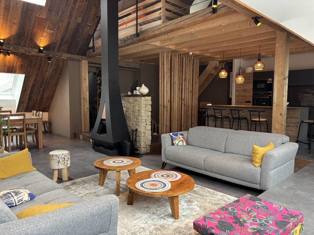 Posedenie v ubytovaní Maison moderne et chaleureuse au cœur du village avec mezzanine et poêle à bois - FR-1-548-26