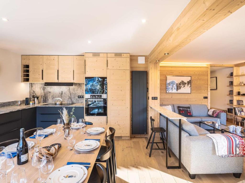 une cuisine et un salon avec une table et un canapé dans l'établissement Superbe appartement skis aux pieds avec cheminée et parking à Méribel - FR-1-180-629, à Les Allues