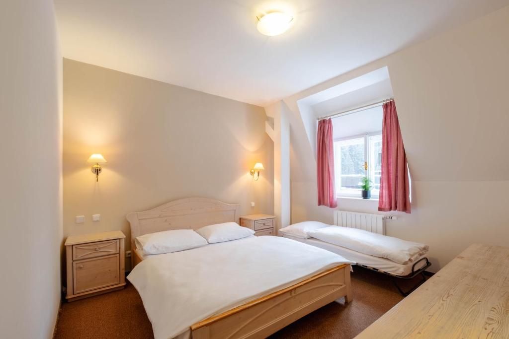 Postel nebo postele na pokoji v ubytování Hotel Hořec