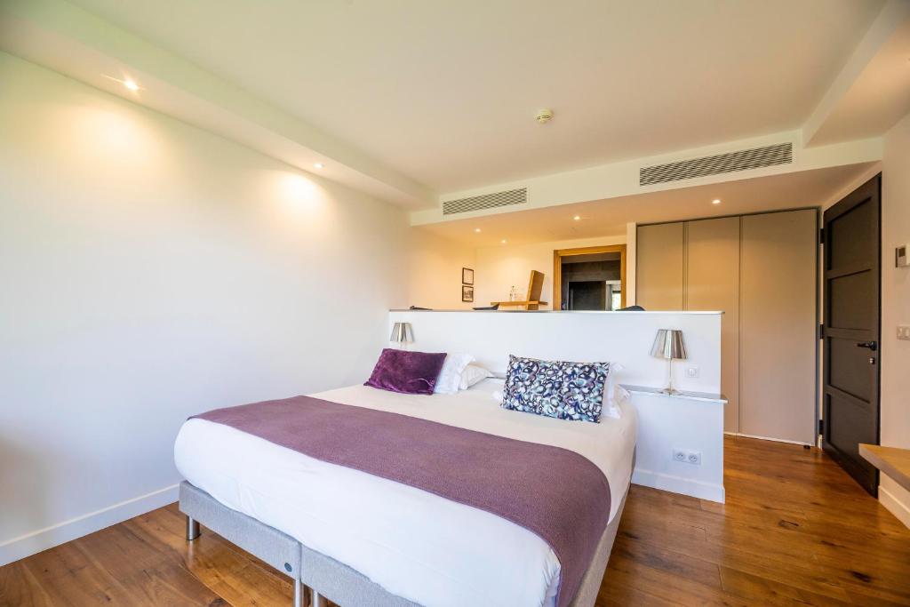 Postel nebo postele na pokoji v ubytování Hôtel Version Maquis Santa Manza