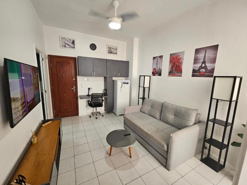 uma sala de estar com um sofá e uma mesa em RIO BEM-ESTAR CONFORTO e LOCALIZAÇÃO no Rio de Janeiro