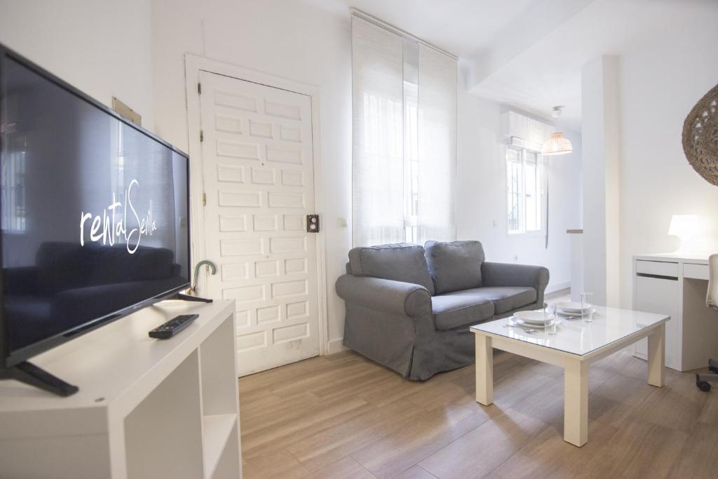 Televízia a/alebo spoločenská miestnosť v ubytovaní RentalSevilla Santa Rufina