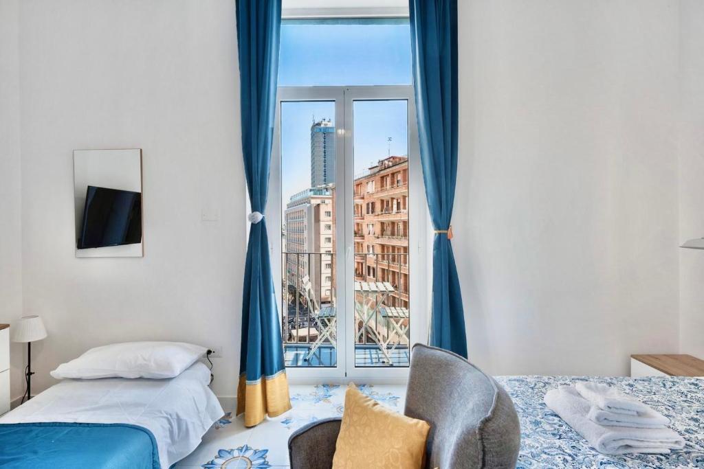 ein Schlafzimmer mit einem Fenster mit Blick auf die Stadt in der Unterkunft Casa vacanza da Enza a Toledo in Neapel