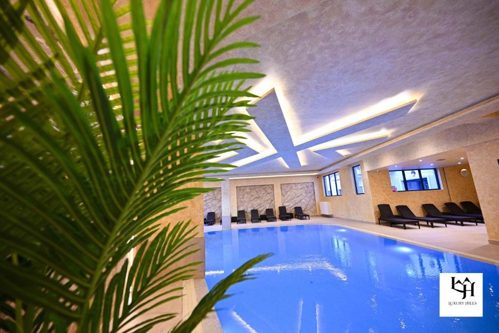 La alberca dentro o cerca de Luxury hills Zlatibor Spa&Wellness