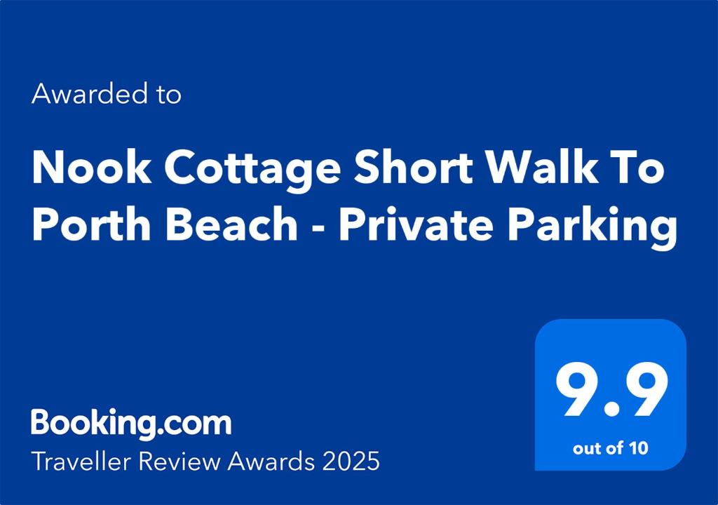 ein blaues Schild mit den Worten "Rook Cottage" nur einen kurzen Spaziergang zum Point Beach Private Parking in der Unterkunft Cosy Nook Cottage Perfect Family & Beach Getaway in Newquay