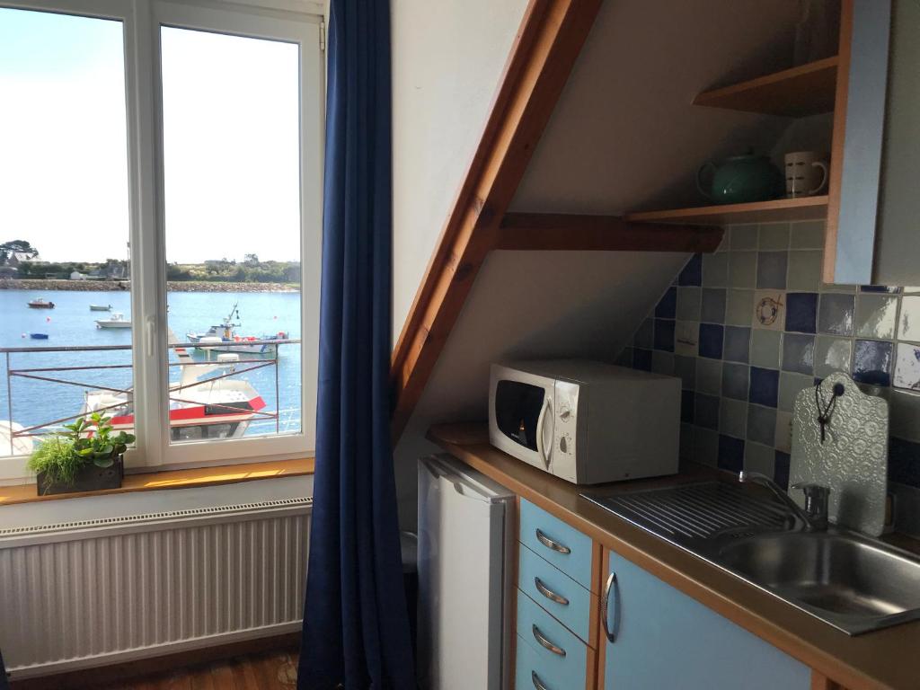 Kuchyň nebo kuchyňský kout v ubytování Les Transats Chambre et appartements Face à la mer
