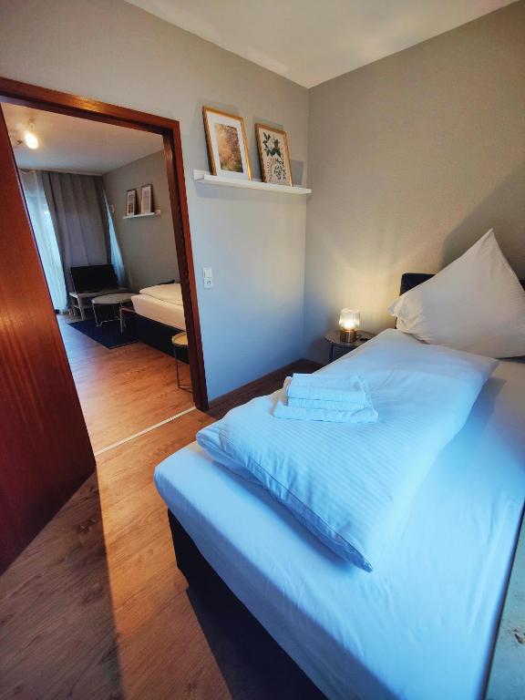 Postel nebo postele na pokoji v ubytování Hotel Beim Schupi Karlsruhe