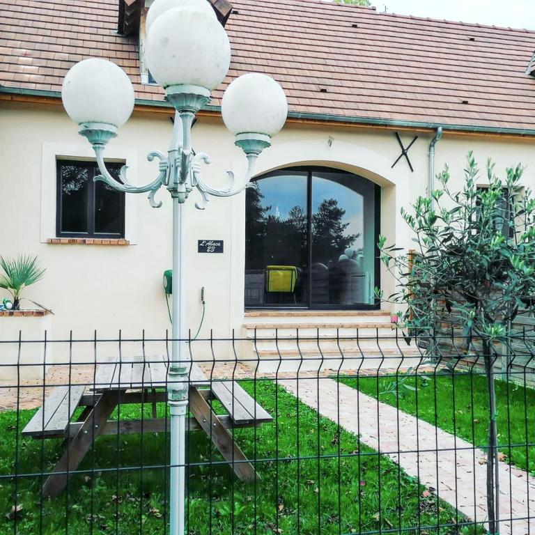 un feu de rue devant une maison dans l'établissement Maison de charme à Sainte-Geneviève-lès-Gasny avec jardin paisible, à Sainte-Geneviève-lès-Gasny