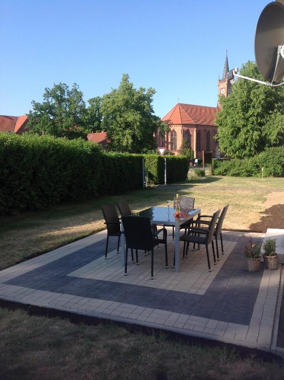 a table and chairs sitting on a brick patio at Ferienwohnung "Zum Alten Doktorhaus" in Redefin