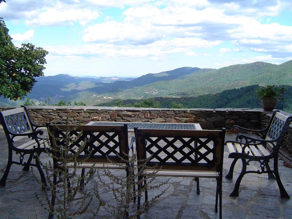 - deux chaises et une table avec vue sur les montagnes dans l'établissement La Magnanerie du Serre, à Saint-Hilaire-de-Lavit