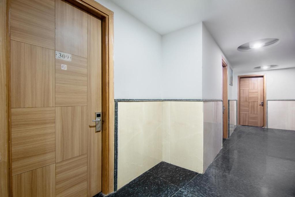 Fotografie z fotogalerie ubytování Hotel Lohmod at National Highway 8 - Free Airport Transffer v Novém Dillí