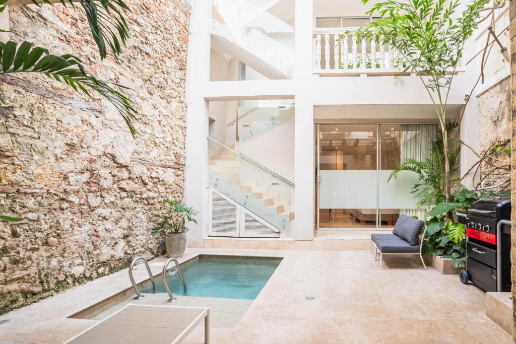 una piscina coperta in un edificio con muro di mattoni di Casa Catalina De Mokana By SoHo a Cartagena de Indias