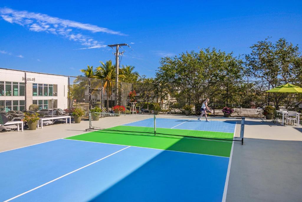 Tenis a/nebo squash v ubytování Naples Park Central Hotel nebo okolí