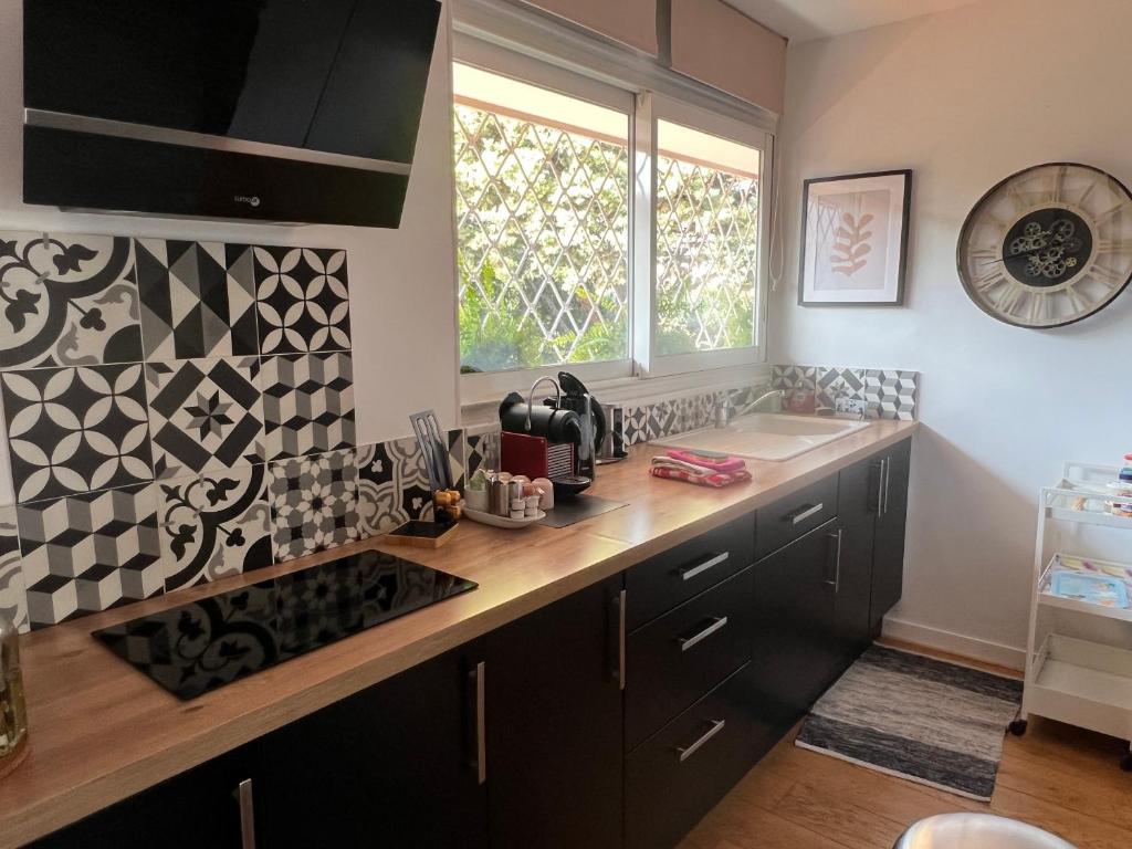 Кухня или мини-кухня в Magnifique Appartement à Cassis,Parking,2 pas du Port
