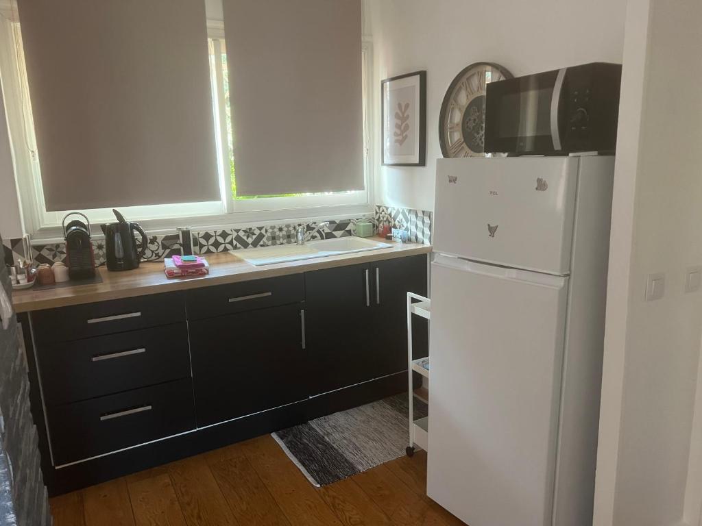 Кухня или мини-кухня в Magnifique Appartement à Cassis,Parking,2 pas du Port
