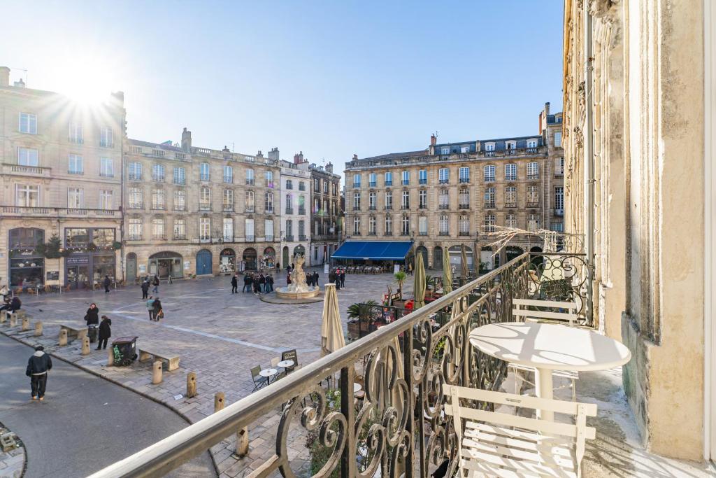 a view from a balcony of a street with buildings at Élégant appartement Place du Parlement pour 4 personnes in Bordeaux
