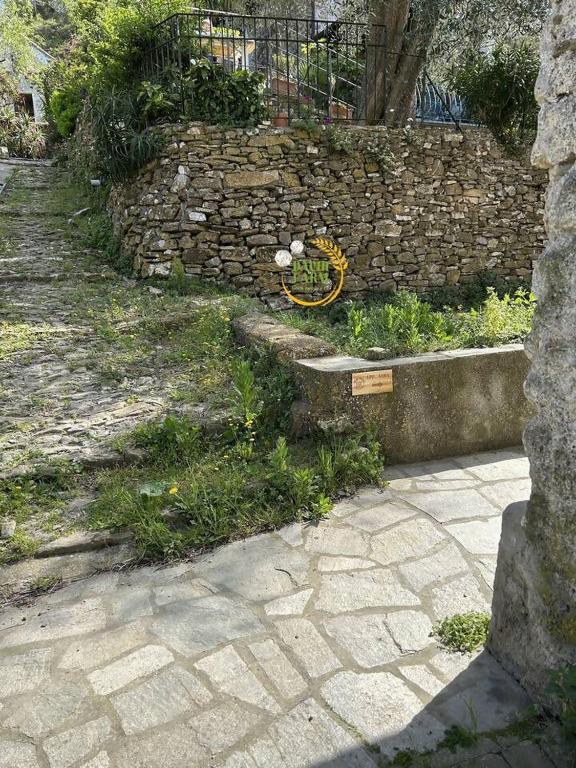 A garden outside Appartamento Alba Dachi Farm