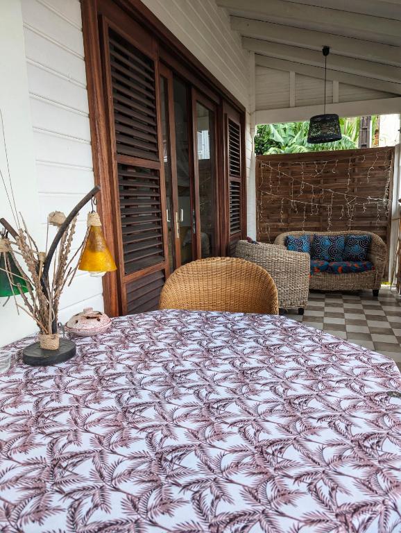 Posezení v ubytování Studio Frangipani dans Villa Fleurs des Iles