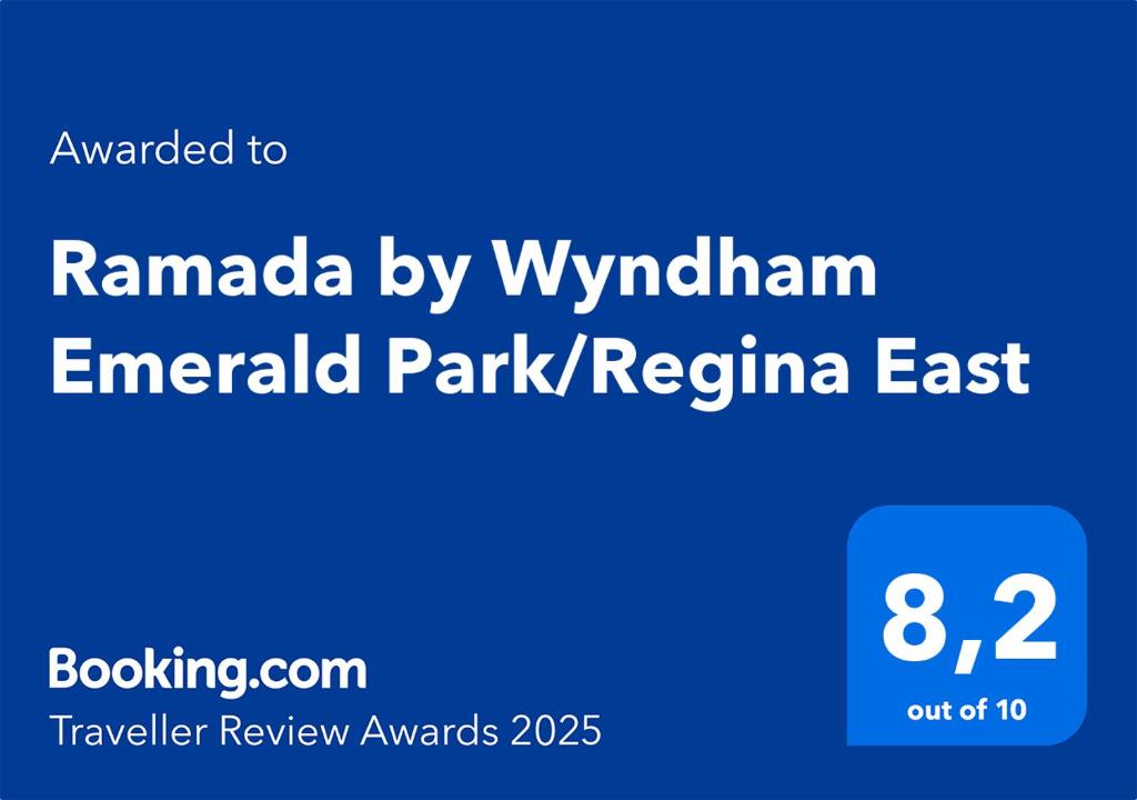 una señal azul con las palabras ramada de myanmar esmerrald park regina en Ramada by Wyndham Emerald Park&#47;Regina East, en Regina