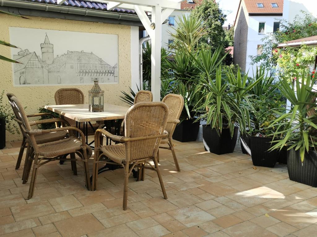 a table and chairs on a patio with plants at Ferienwohnung Stargard in Burg Stargard