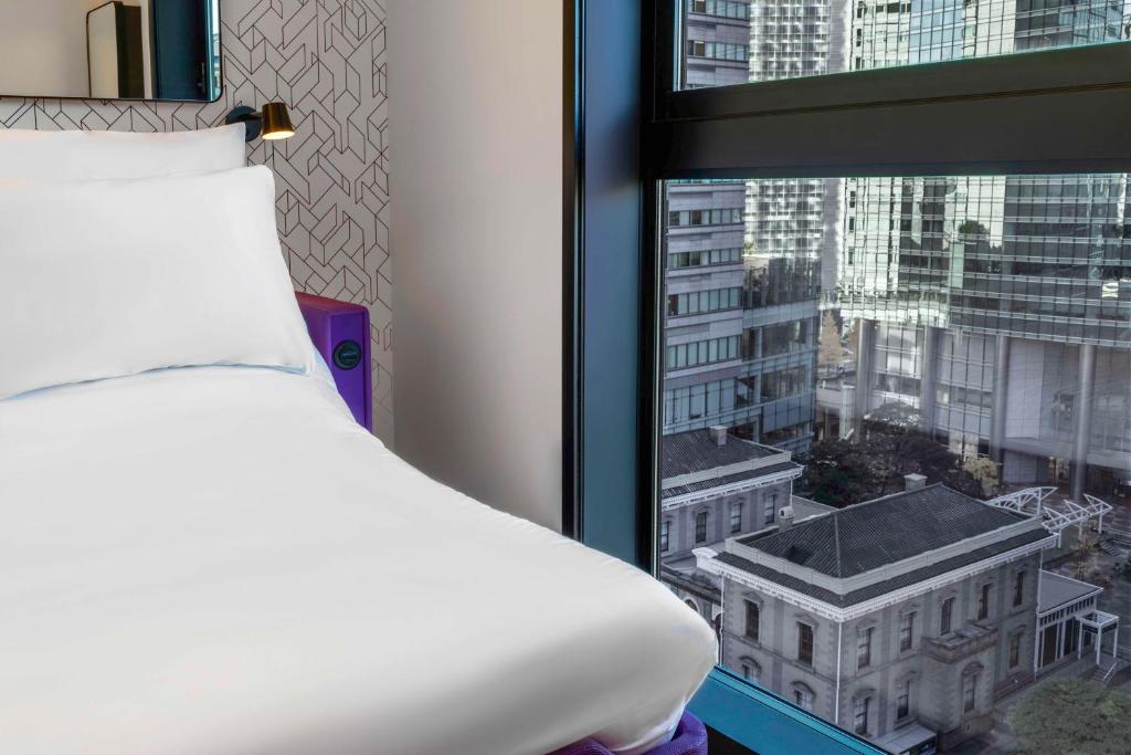 Postel nebo postele na pokoji v ubytování YOTEL Tokyo Ginza