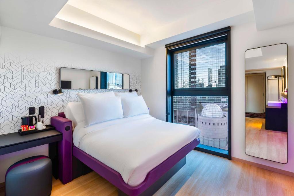 Postel nebo postele na pokoji v ubytování YOTEL Tokyo Ginza