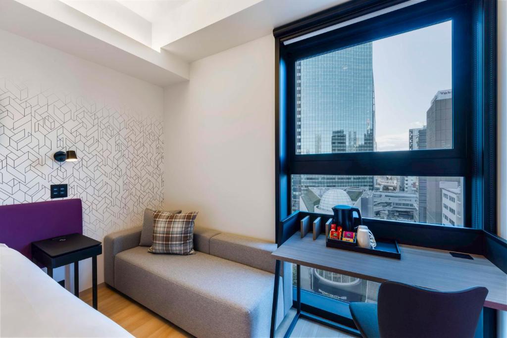 Posezení v ubytování YOTEL Tokyo Ginza