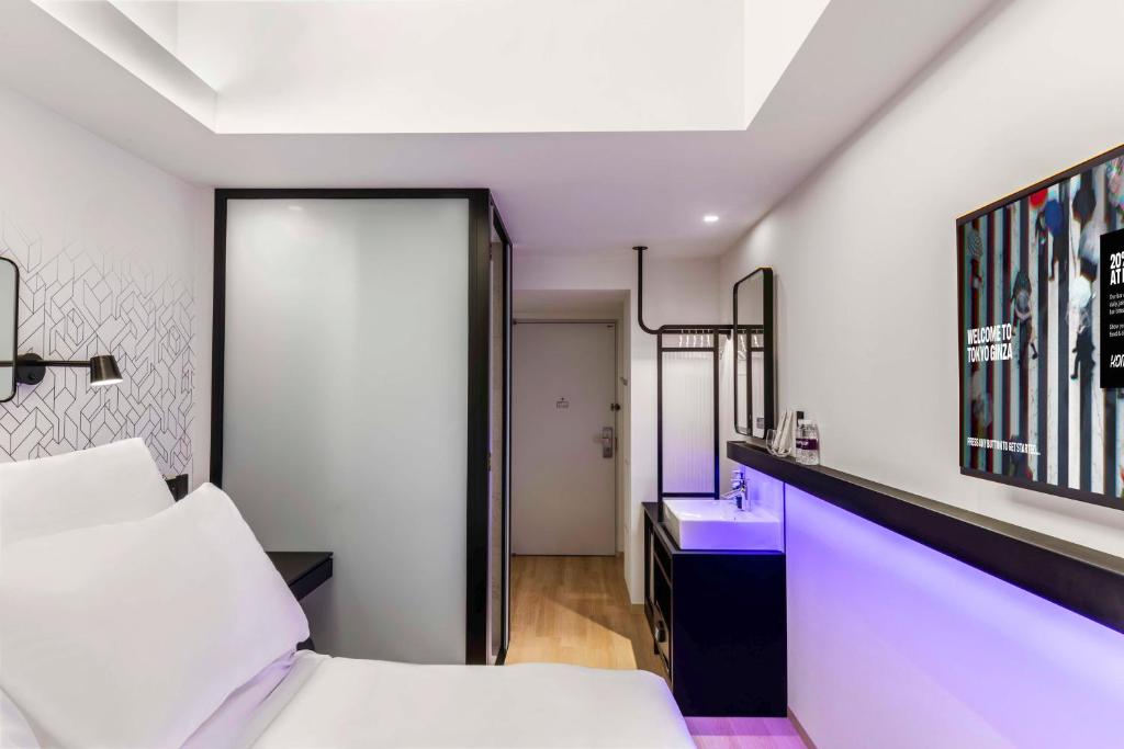 Postel nebo postele na pokoji v ubytování YOTEL Tokyo Ginza