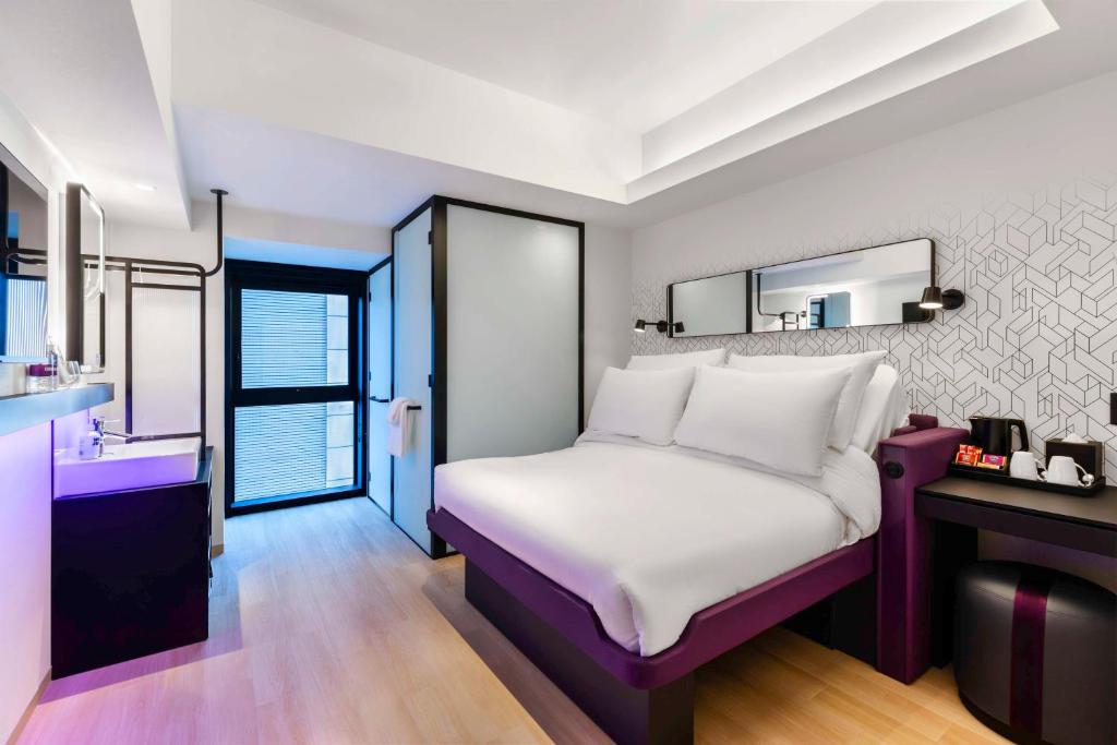 Postel nebo postele na pokoji v ubytování YOTEL Tokyo Ginza