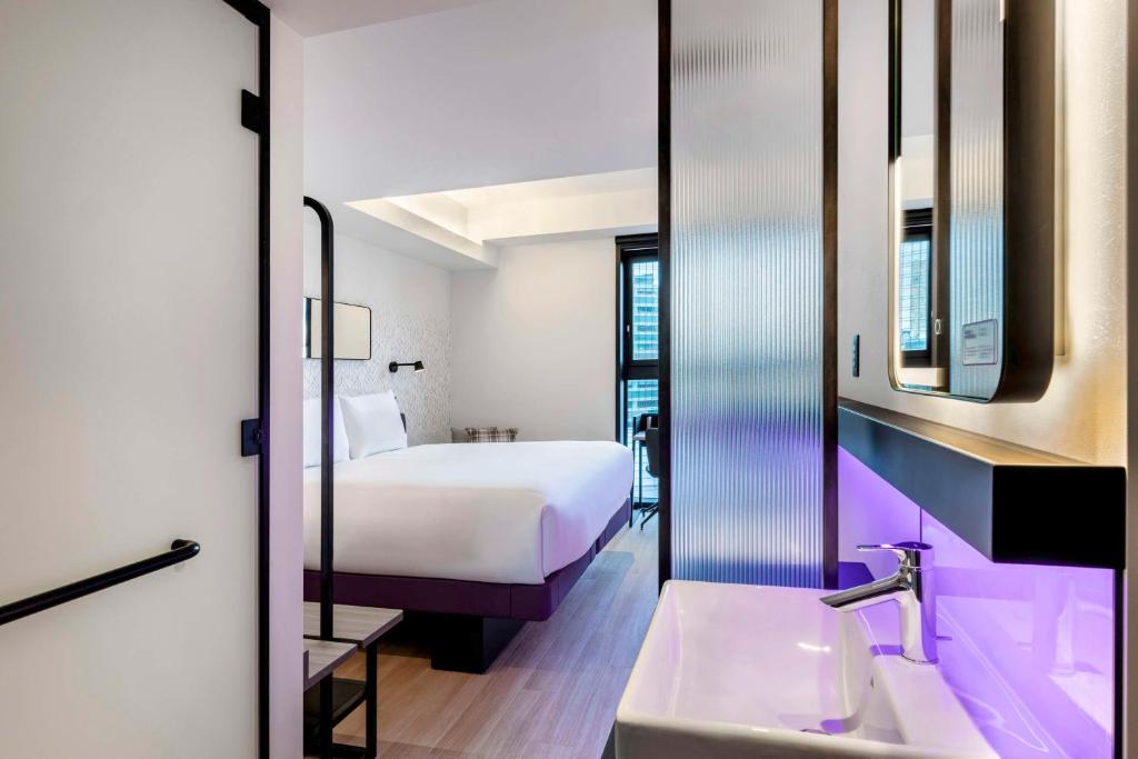 Postel nebo postele na pokoji v ubytování YOTEL Tokyo Ginza