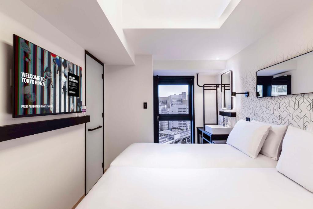 Postel nebo postele na pokoji v ubytování YOTEL Tokyo Ginza