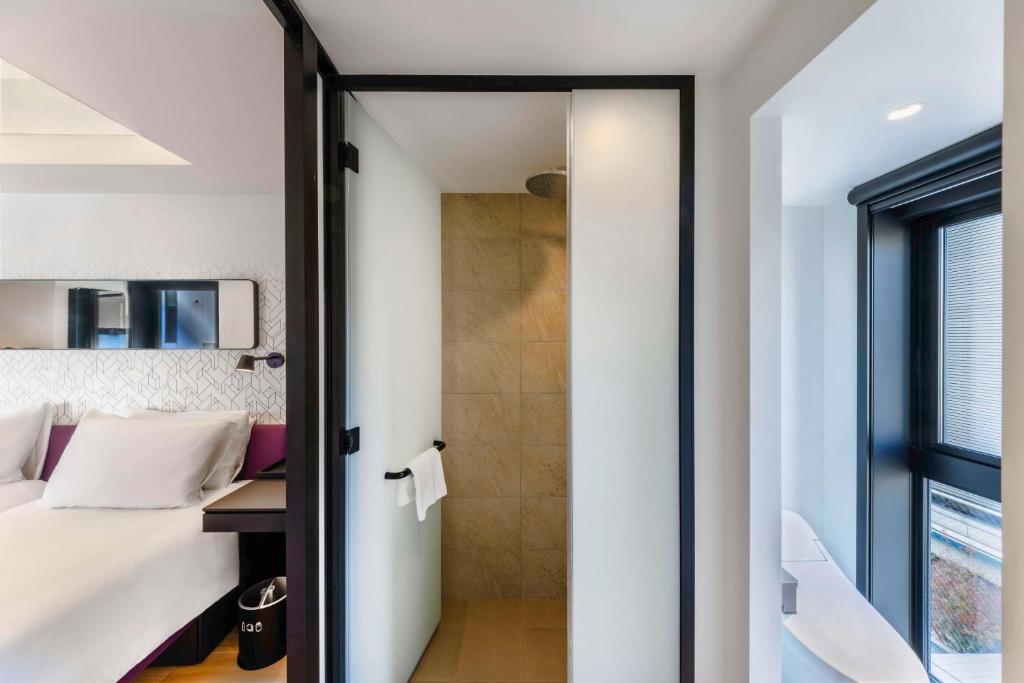 Postel nebo postele na pokoji v ubytování YOTEL Tokyo Ginza