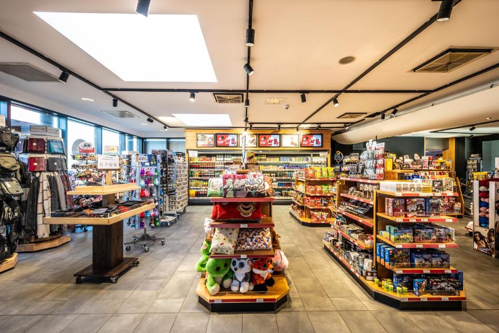 Supermarket nebo jiné obchody v  motelu nebo okolí