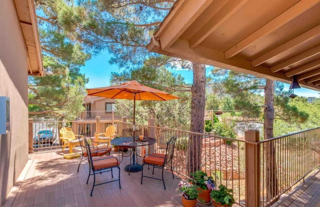 a patio with a table and chairs and an umbrella at La Casa De Camilla in Sedona