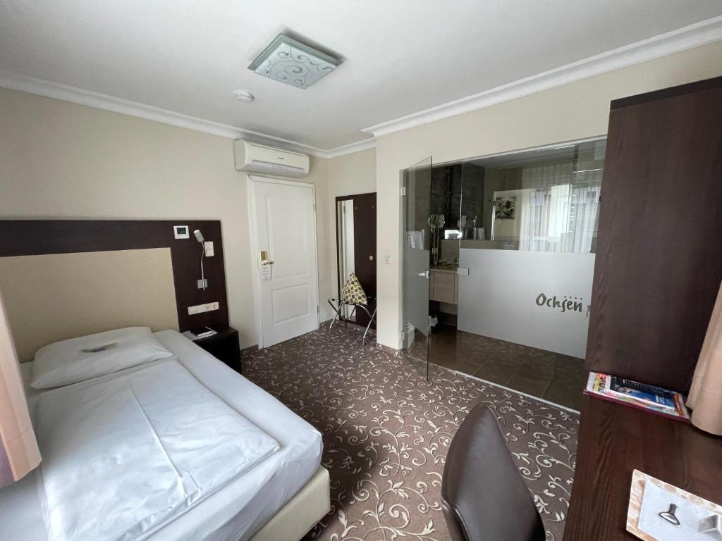 Postel nebo postele na pokoji v ubytování Hotel Ochsen Stuttgart