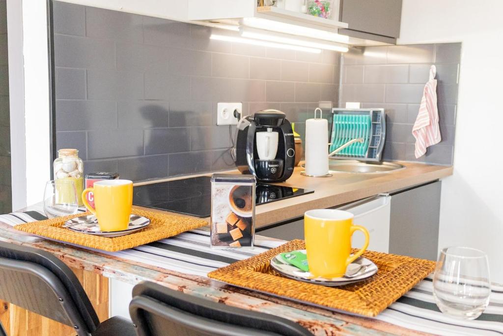 een keuken met een tafel met twee kopjes erop bij The Zen Space in Athis-Mons