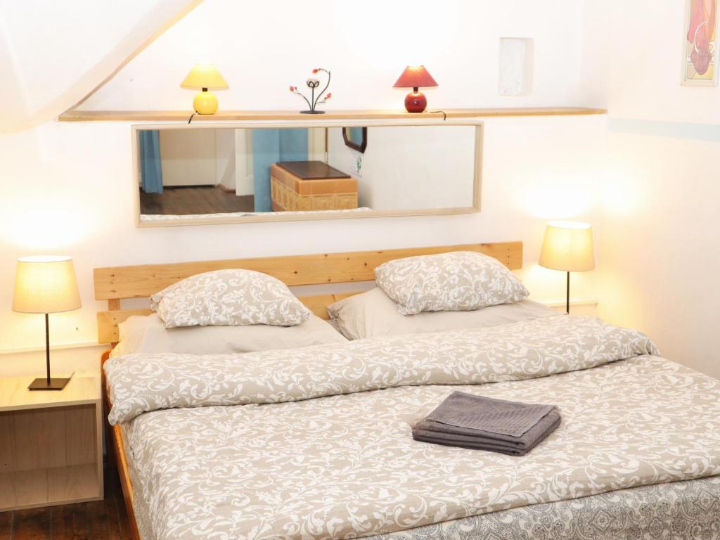 Giường trong phòng chung tại Old Town & Parking Assistance