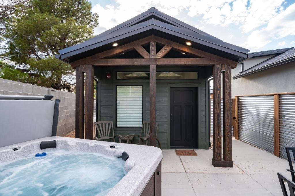 Zion Oasis Rentals - Triple Room With Mountain View