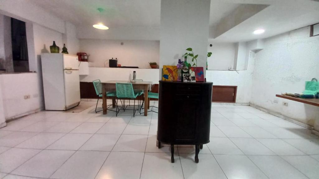 cocina grande con mesa y nevera en LOFT en Barrio Sur, en San Miguel de Tucumán