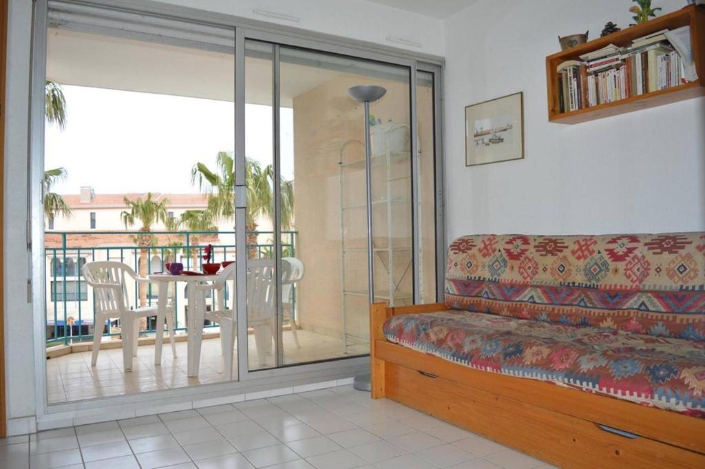 d'un salon avec un canapé et un balcon. dans l'établissement Appartement 2 pièces cabine 6 couchages ARGELES SUR MER AR260-309, à Argelès-sur-Mer
