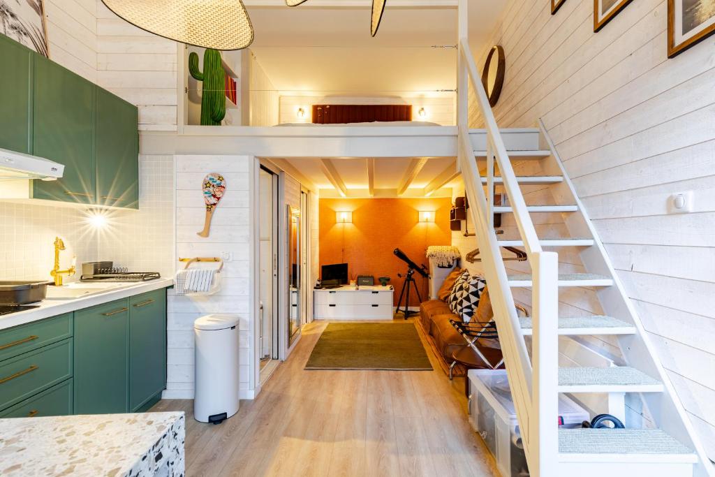 Il dispose d'une cuisine et d'un salon avec une mezzanine. dans l'établissement Surfing-House Biarritz, à Biarritz