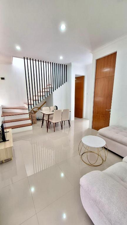 una sala de estar con un sofá y una mesa en SERENA Villa, en Batu