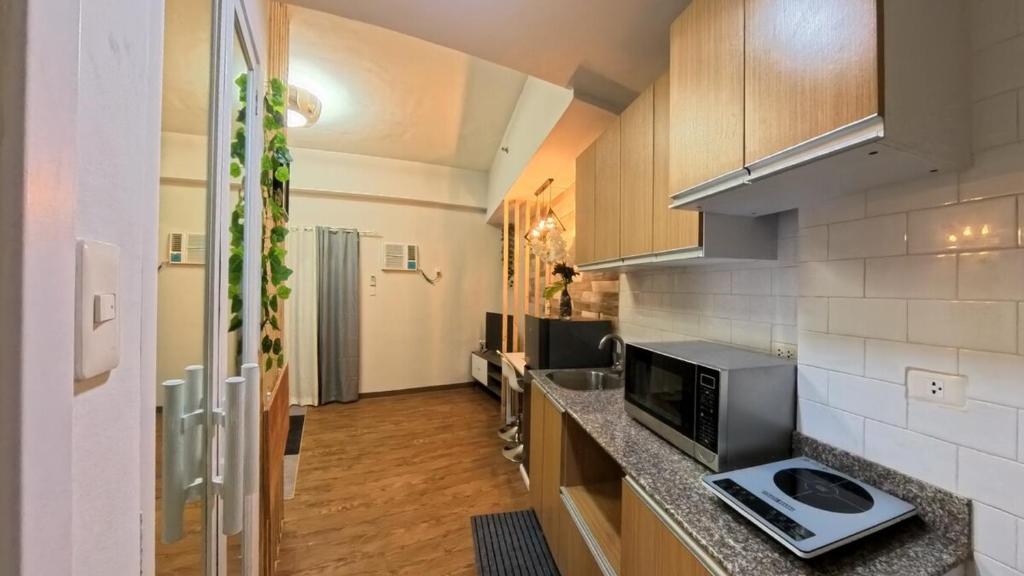 Kuchyň nebo kuchyňský kout v ubytování Mactan Cozy Hub Amani Grand