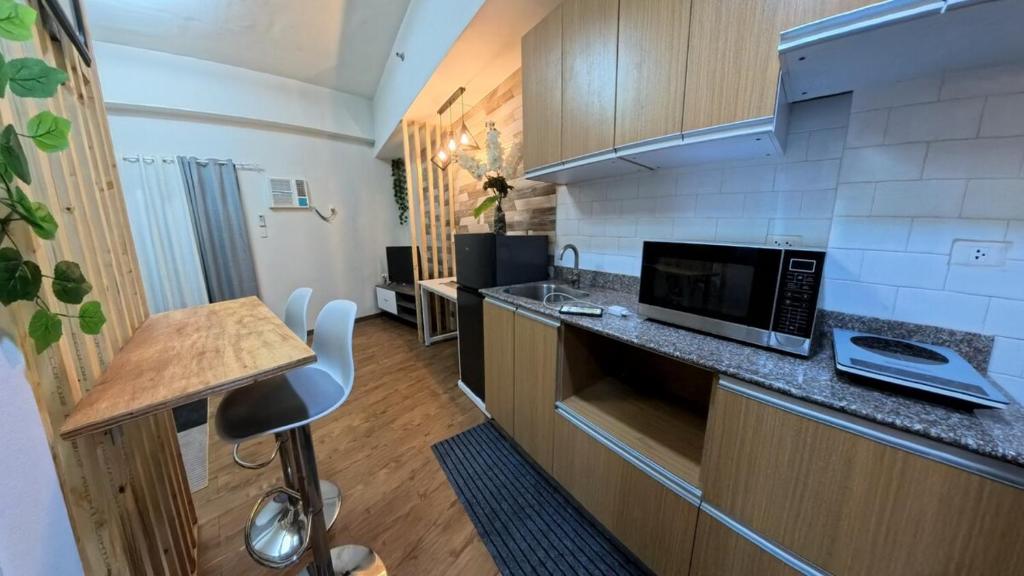 Kuchyň nebo kuchyňský kout v ubytování Mactan Cozy Hub Amani Grand