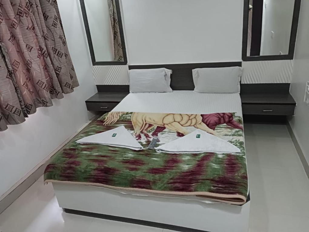 Postel nebo postele na pokoji v ubytování Hotel Shri Sai Darshan