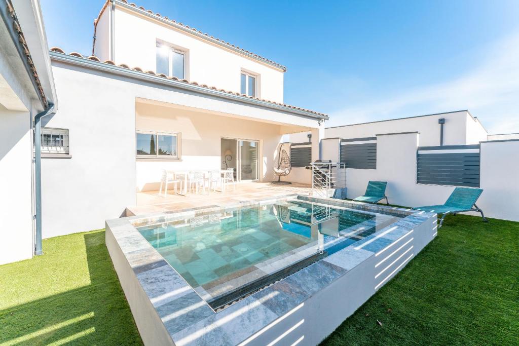 une piscine dans l'arrière-cour d'une maison dans l'établissement Appartement avec Jacuzzi Sauna, à Saint-Géniès-de-Malgoirès