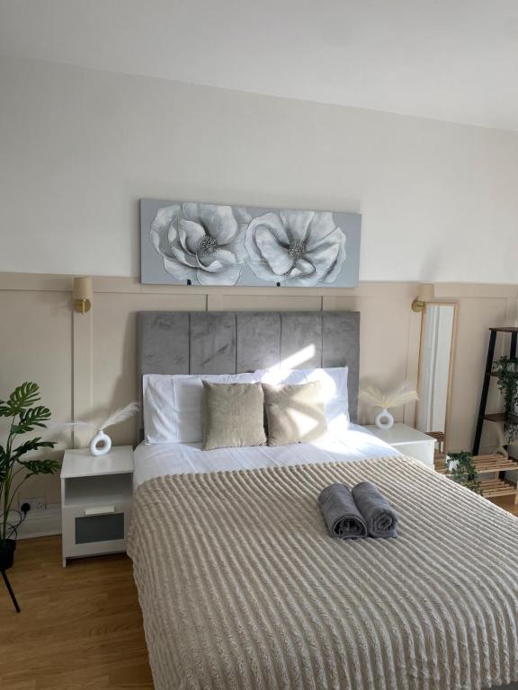 ein Schlafzimmer mit einem Bett mit zwei Handtüchern darauf in der Unterkunft Modern Townhouse-Free Parking-Games Room-Fast W-iFi in Manchester