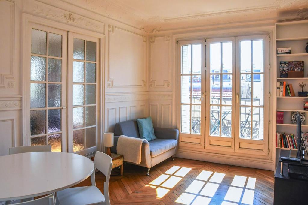 un salon avec une chaise et une table dans l'établissement Oberkampf, à Paris
