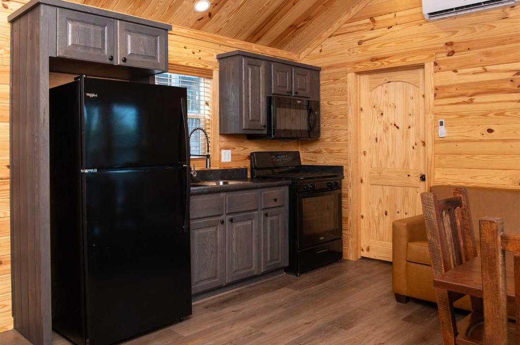 Kuchyň nebo kuchyňský kout v ubytování Jellystone Park Tyler